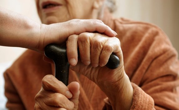 Chronic Low Income Linked to Accelerated Cognitive Decline by Midlife, 70-Year Study Shows