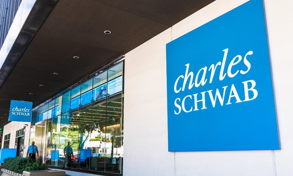 Schwab Caps RIA Long-Short SMA Exposure at 30% Following Fidelity's Tighter Stance