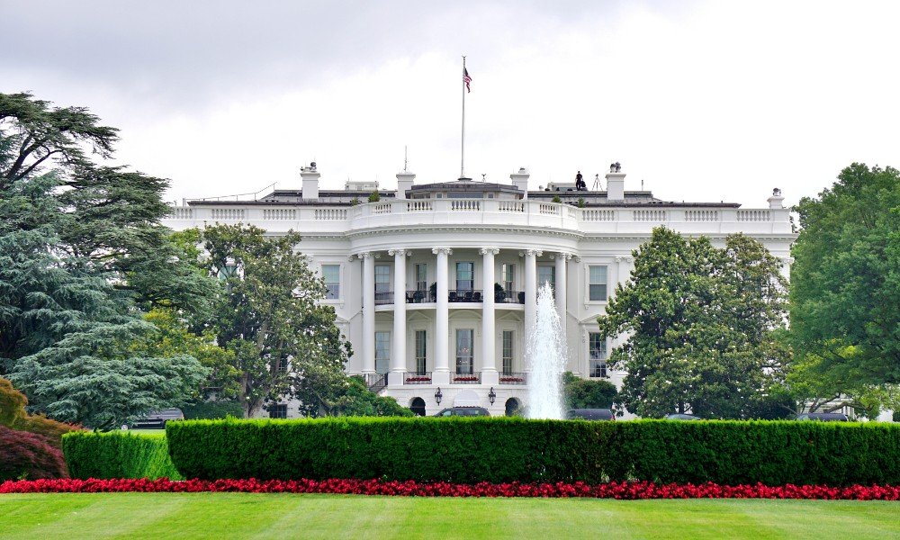 White House Teleprompter Operator Suspended Amid CFTC Probe into Kalshi Trading